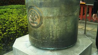 観音様を守った天水桶