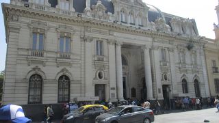 旧市街の中心、アルマス広場の面しているサンティアゴ中央郵便局です。