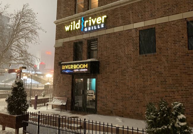 川沿いにある美味しいステーキのレストラン