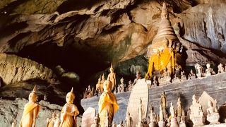洞窟自体は仏像がおいてあるのみです。どちらかといえばメコン川のリバークルーズとして楽しむべし
