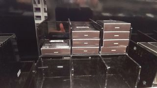 広い店内で取扱い商品も多い