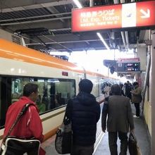 構内で特急券を購入。