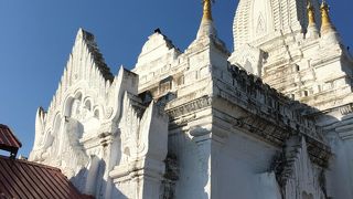 真っ白な寺院