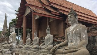 たくさんの仏像に囲まれた寺院