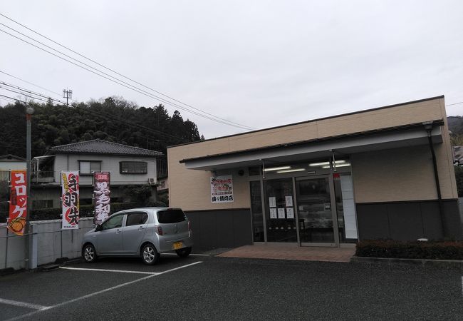 敷地内にある精肉店でコロッケを