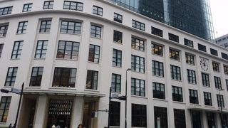 東京駅向かいにあるビル
