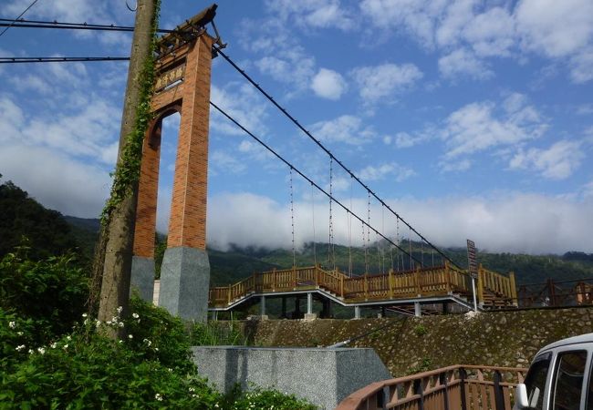 長さ143メートル、幅1.5メートルの景観のよい歩道橋型吊橋