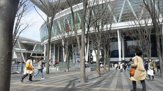 駅前の大きなイベント施設。