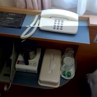 ベット脇に電話、ドライヤー、ポット、お茶、グラスなど。