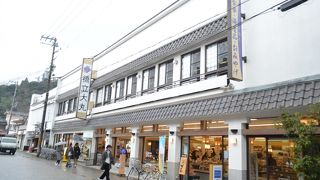 お土産物屋さんが併設