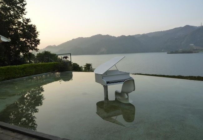 素晴らしい湖畔の風景の傍で美味しいフレンチがいただけます