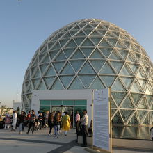 観光客はこの卵形の入場口を入りエスカレーターで地下に下りる