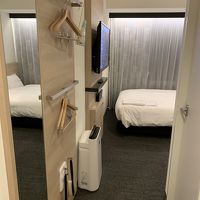 クローゼットはなく、壁に服をかけられる仕様