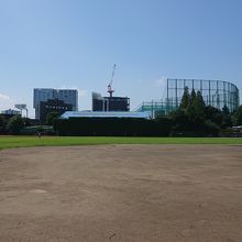 奥には神宮球場