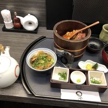 茶碗で4杯有ります。
