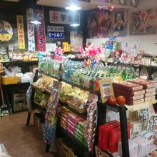 昭和レトロなお店もあります。