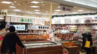 本も薬も売っている