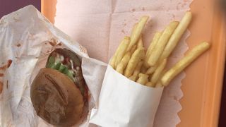 定番のハンバーガーは美味しくいただきました。