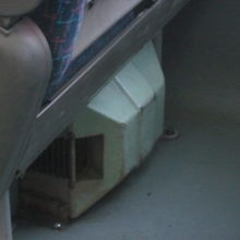 変なモーター音はまさにこの座席の下で発生していました