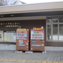 センターは一番地下鉄駅に近い側にあって便利な立地です