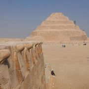 最古のピラミッド、祭殿、周壁などが残る複合建築