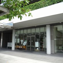 大使館の塀の中