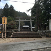 静かで厳かな雰囲気の神社。
