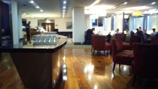 ファーストクラスラウンジ。ドリンクが充実