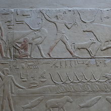 当時の人々の暮らしぶりが描かれた精密なレリーフ