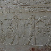 頭髪、カゴ、魚のヒレなど、精密な表現まで残っている