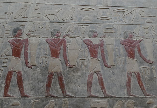 色つきの精密なレリーフが見られるメレルカのマスタバ