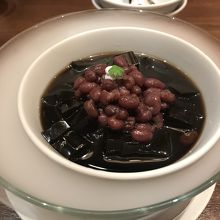 唯一の薬膳で、デザートです。名物ドライアイスの入った器です。