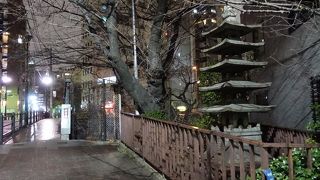 橋のたもとに石塔がありました