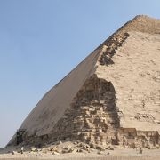 ほかの大ピラミッドとは石の加工や積み方が異なる貴重なピラミッド