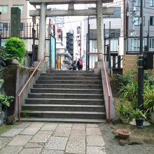 通りよりも下がっている