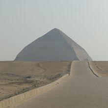 赤のピラミッドから移動する時に見える屈折ピラミッド