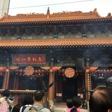 お線香の煙が立ち込める大殿