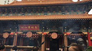 赤と黄色の提灯がが特徴的です。