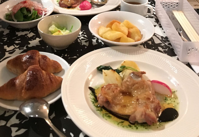 サラダ・パンがビュッフェスタイルのランチ。