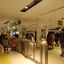 地下鉄改札の横を通って行きます