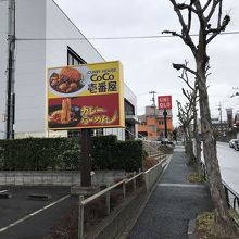 鶴川街道にはお店が結構あります。ユニクロの脇を入ります