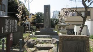 大きな石碑が建っていました