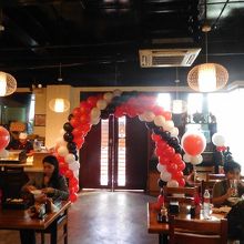 アーチ状の風船は、新装開店後まだ間もないからかな？
