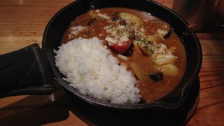 野菜カレーを食べ