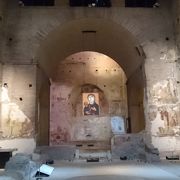 １９世紀に発掘され長い間修復で非公開だったが６世紀のフレスコ画が多数残る教会、SUPERチケットで見学できるが曜日と時間制限あり