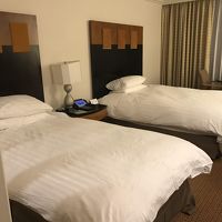 セミダブルとシングルのツイン　サイドテーブルが使いやすい設備