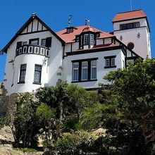 青空に映える白壁と赤い屋根、外壁の装飾が見事です。