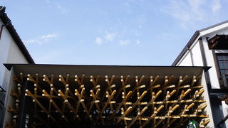 参道に斬新な建築作品として佇むスタバ