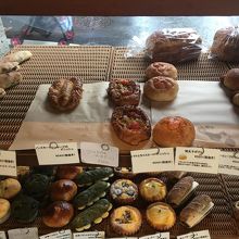 小さなお店なのにパンの種類は豊富