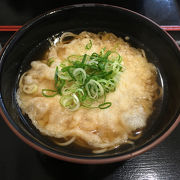 駅の外でえきそばが食べられる。